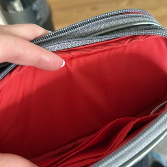 oliver thomas 24 + 7 triple threat crossbody metallic silver - Picture 7 of 16